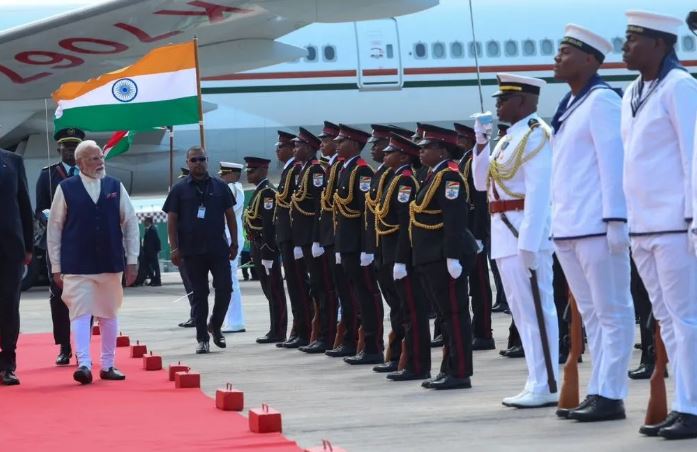 पीएम मोदी तीन दिवसीय दौरे पर पहुंचे सेशेल्स…हुआ भव्य स्वागत, जाने किस कार्यक्रम में होंगे शामिल