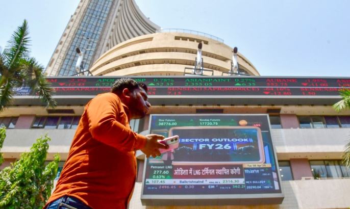 Stock Market : मामूली बढ़त के साथ शेयर बाजार ने शुरू किया कारोबार, इन कंपनियों के शेयर में आई गिरावट