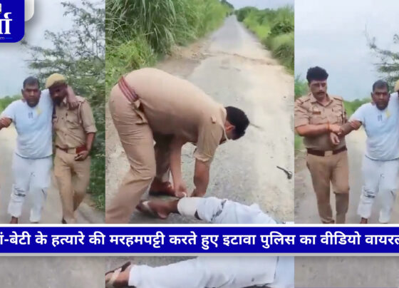 इटावा पुलिस एनकाउंटर के बाद घायल आरोपी की मरहम-पट्टी करती पुलिस
