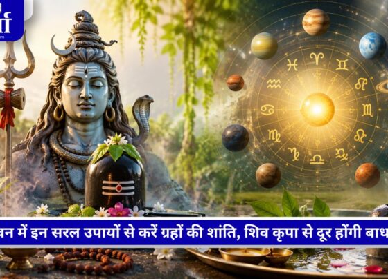 भगवान शिव का शिवलिंग अभिषेक करते श्रद्धालु, Sawan Special में ग्रह शांति के आसान उपाय