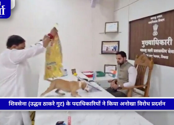 शिवसेना कार्यकर्ताओं द्वारा आवारा कुत्तों को लेकर निफाड नगर पंचायत में प्रदर्शन