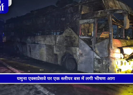 यमुना एक्सप्रेसवे पर आग का गोला बनी स्लीपर बस