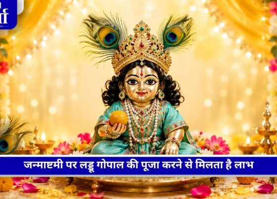 Janmashtami 2026 पर जन्माष्टमी व्रत और पूजा करते भक्त
